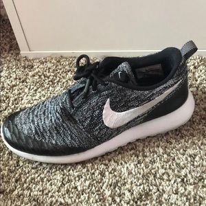 Nike Roshe run fly knit size 7